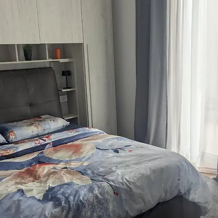 Apartment Sunny Courtyard Sleeps 4 With Parking Bari