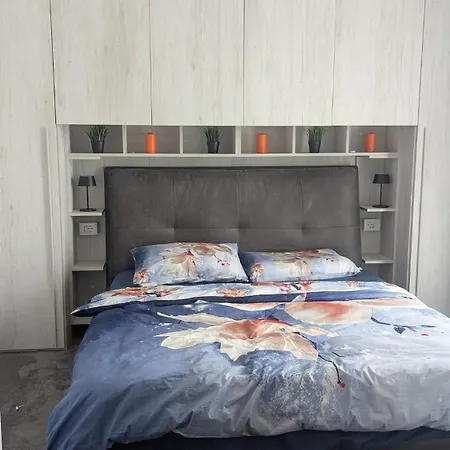 Sunny Courtyard Sleeps 4 With Parking