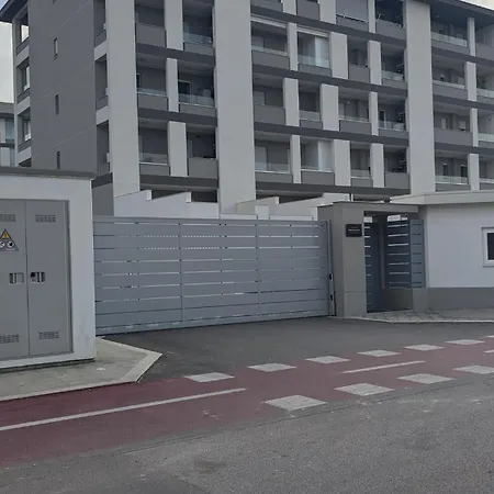 Sunny Courtyard Sleeps 4 With Parking Bari