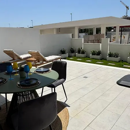 Sunny Courtyard Sleeps 4 With Parking Apartment