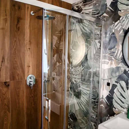 Sunny Courtyard Sleeps 4 With Parking Bari