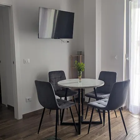 Apartmán Sunny Courtyard Sleeps 4 With Parking *