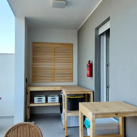 Apartmán Sunny Courtyard Sleeps 4 With Parking